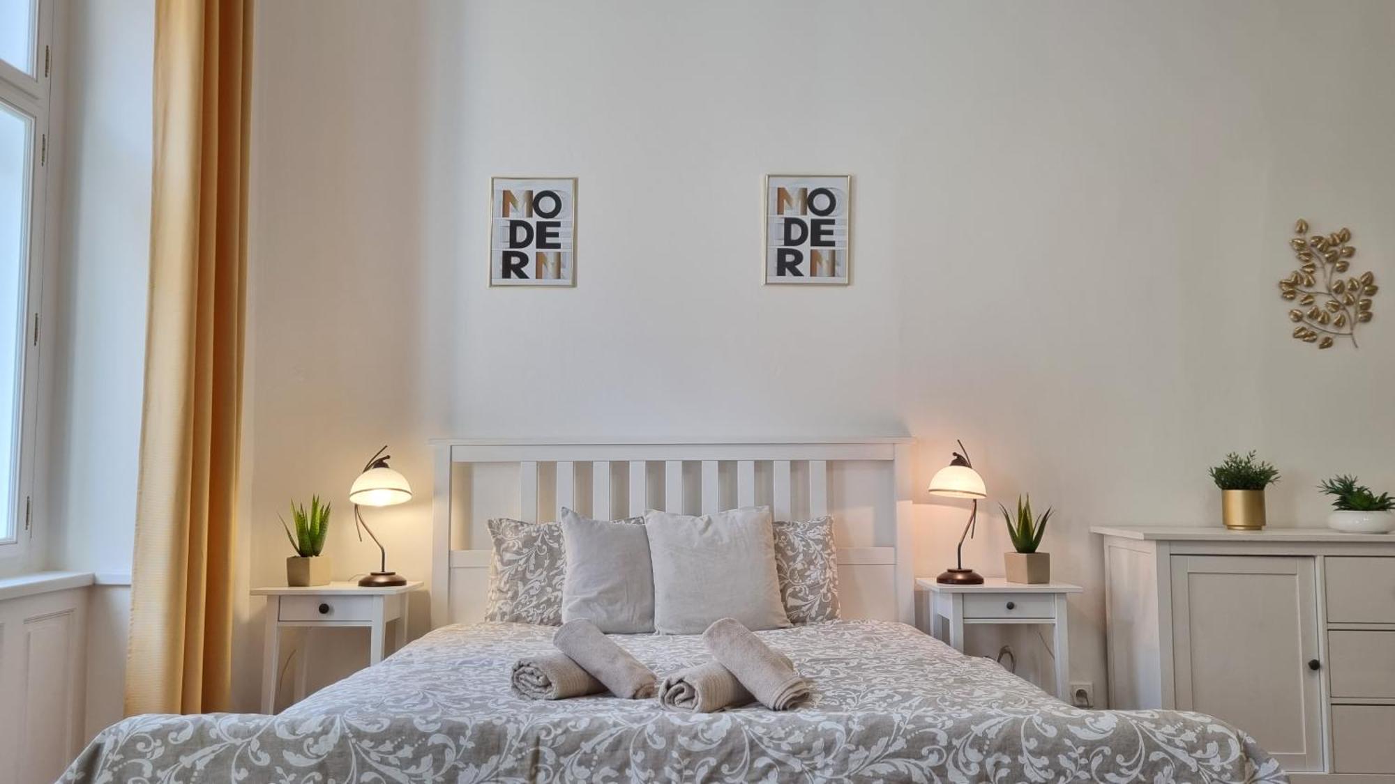 Finnem Rentals Tyrsova Prag Exteriör bild