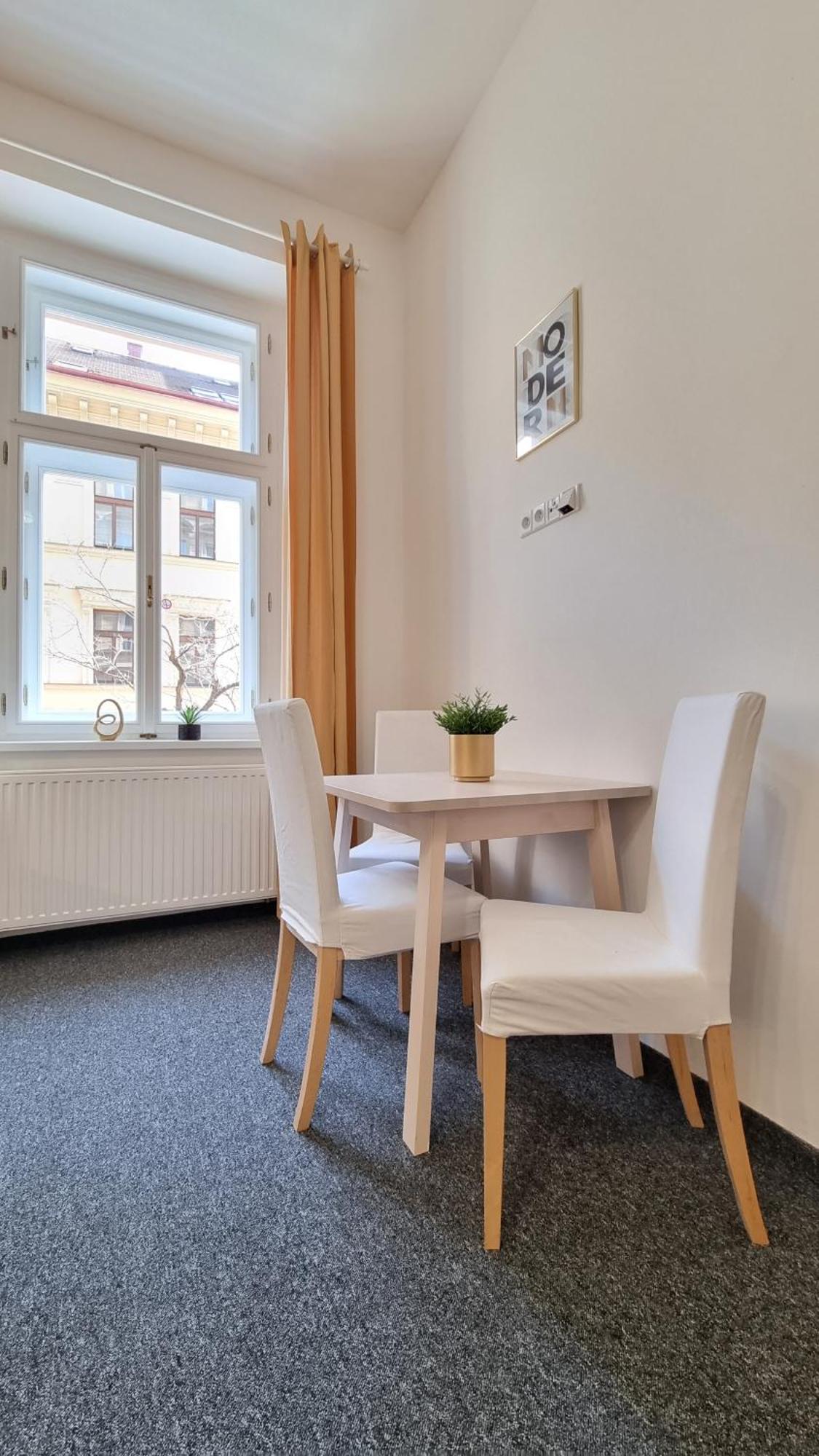 Finnem Rentals Tyrsova Prag Exteriör bild